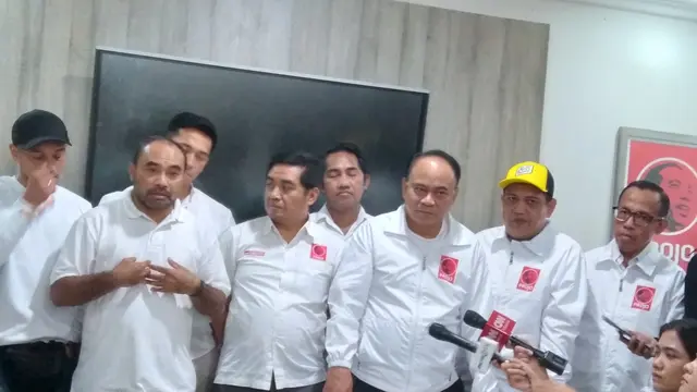 Relawan Pro Jokowi (Projo) menerima kedatangan Relawan Prabowo 08 di kantor DPP Projo, Pancoran, Jakarta, pada Kamis (6/7/2023).