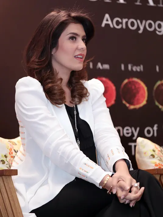 Meski sempat terhenti, lantaran hamil dan mengurus bayi, kini ia mulai kembali. Bahkan, ibunda Quenzio Acana Naif (3,5) sering melakukan yoga di depan buah hatinya. (Deki Prayoga/Bintang.com)