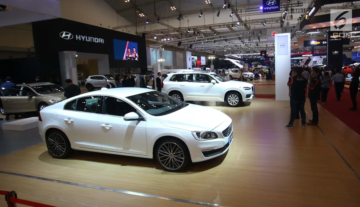 Mobil terbaru yang di pamerkan dalam ajang GIIAS 2017 di ICE BSD City, Tangerang, Banten, Kamis (10/8). Pemerintah pun berharap iklim perekonomian dan industri mampu lebih bergairah dengan adanya GIIAS tahun ini. (Liputan6.com/Angga Yuniar)