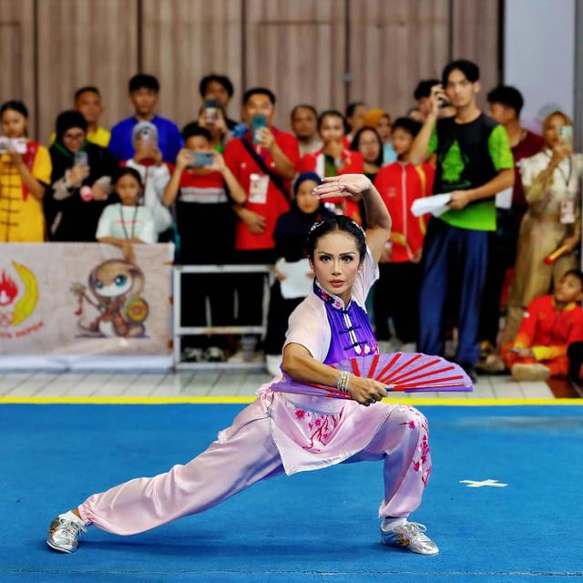 6 Potret Kris Dayanti di Kejuaraan Wushu Nasional Open, bangga raih medali emas