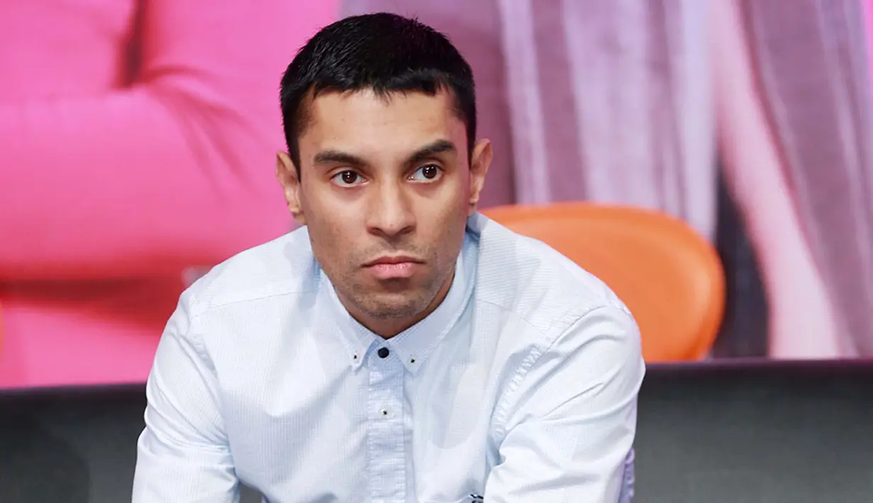 Para pengguna jalan lain yang merasa terganggu sempat akan marah dengan laju bajaj yang dikendarainya. Beruntung muka drummer band Element itu sudah banyak yang ngenal. Jadi orang yang tadinya mau marah tidak jadi. (Deki Prayoga/Bintang.com)