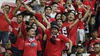 Suporter Timnas Indonesia memberikan dukungan saat melawan Singapura pada laga Piala AFF 2018 di Stadion Nasional, Singapura, Jumat (9/11). Singapura menang 1-0 atas Indonesia. (Bola.com/M. Iqbal Ichsan)