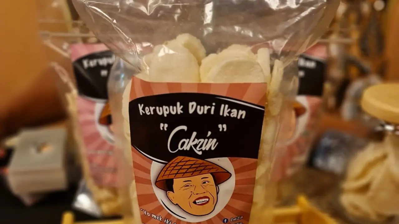 Kerupuk duri ikan produksi UMKM Kenjeran. (Dian Kurniawan/Liputan6.com)