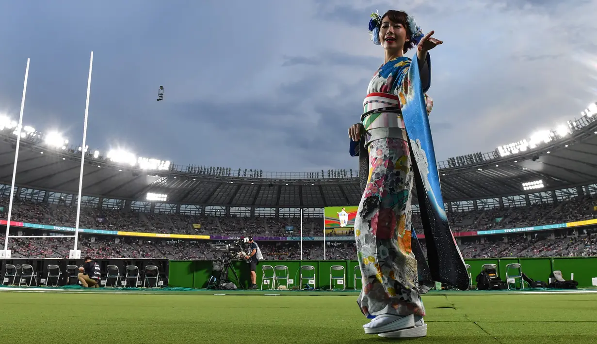 Seorang penari mengenakan pakaian tradisional Jepang, kimono tampil selama upacara pembukaan Rugby World Cup Pool 2019 jelang pertandingan antara Rusia dan Jepang di Stadion Tokyo (20/9/2019). Rugby World Cup Pool diselenggarakan dari 20 September hingga 2 November. (AFP Photo/Toshifumi Kitamura)