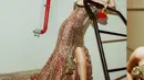 Penampilan BCL di AMI Awards juga luar biasa. Ia memilih dress super glamor bernuansa rose gold. Dress ini memiliki detail tanpa tali, kerut di bagian ujung-ujungnya, dan high slit. [Foto: Instagram/bclsinclair]