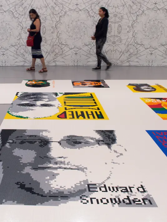 Karya seni gambar bertajuk Ai Weiwei: Trace di Museum Hirshhorn, Washington, AS, 28 Juni 2017. Karya tersebut terdiri dari 176 potret yang disusun dari ribuan batu bata Lego. (AFP PHOTO / PAUL J. RICHARDS)