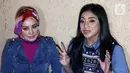 Penyanyi Siti Rahmawati atau Siti KDI (kanan) bersama penyanyi Cici Paramida saat ditemui di kawasan Mampang, Jakarta, Kamis (4/8/2022). Siti menjodohkan teman-temannya kepada Cici Paramida untuk dijadikan suami. (Liputan6.com/Herman Zakharia)