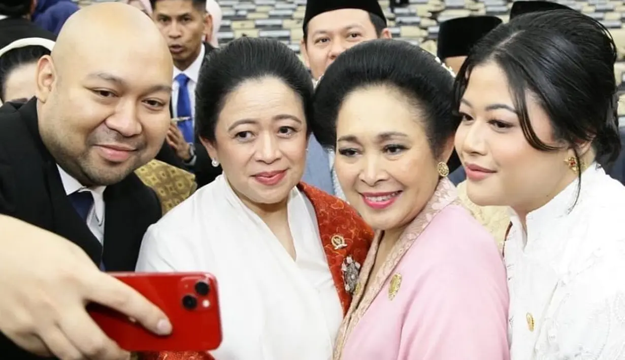 Momen lain tepat pada tanggal 1 Oktober 2024, saat pelantikan anggota DPR-RI periode 2024-2029, Titiek juga berfoto bersama Puan Maharani beserta putrinya Pinka Haprani. Mereka selfie dengan kamera yang dipegang oleh Didit Hediprasetyo. (Liputan6.com/IG/@titieksoeharto)