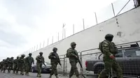 Anggota polisi dan tentara bersiap memasuki penjara El Inca di Quito, Ekuador, untuk meredakan kerusuhan yang terjadi di dalamnya pada 8 Januari 2024. (AP/Dolores Ochoa)