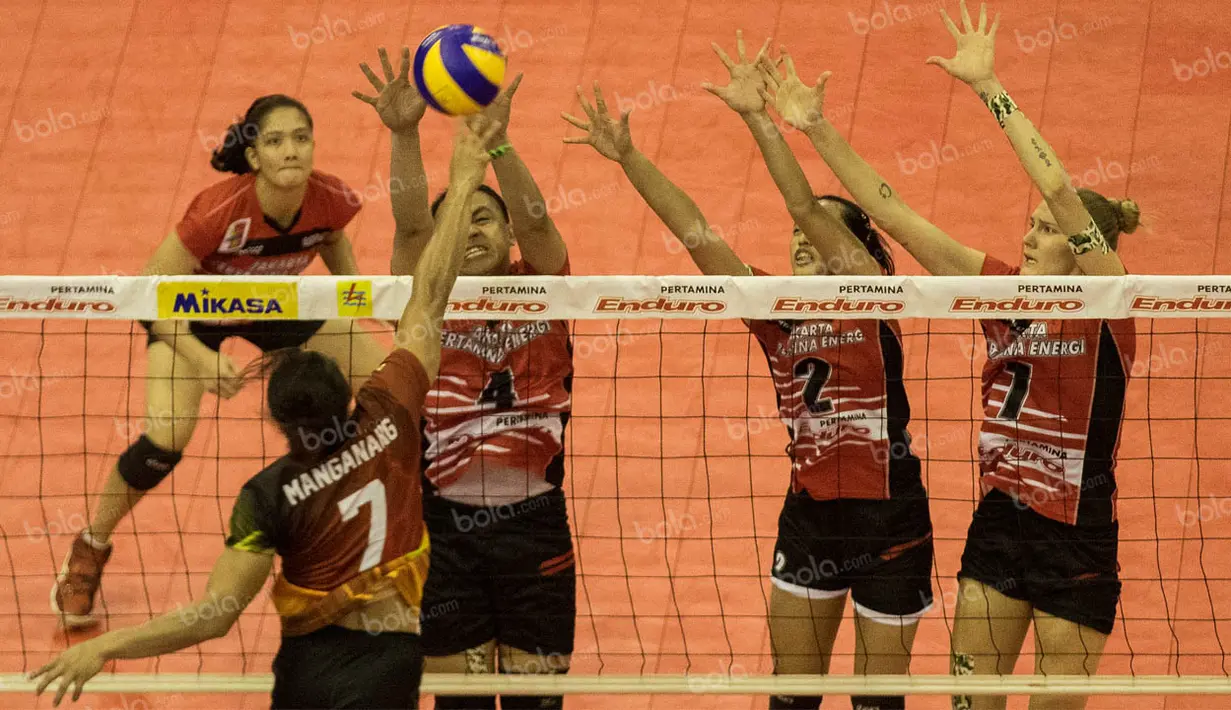 Para pevoli Jakarta Pertamina Energi melakukan blocking saat melawan Jakarta Elektrik PLN pada final Proliga 2016 di Istora Senayan, Jakarta, Minggu (15/5/2016). (Bola.com/Vitalis Yogi Trisna)