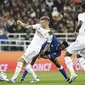 Gelandang Al Hilal,  Mohamed Kanno (Tengah) berjuang untuk bola dengan gelandang Real Madrid Toni Kroos (Kiri) dalam partai final Piala Dunia Antarklub 2022 di Prince Moulay Abdellah Stadium, Rabat, Minggu (12/2/2023) dini hari WIB. Pada laga ini Madrid tampil dominan hampir sepanjang 90 menit, meski kemasukan tiga gol. (AP Photo/Mosa'ab Elshamy)