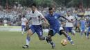 Striker Perserang Serang, Oktovianus Maniani, berusaha melewati bek Persib Bandung, Henhen Herdiana, pada laga persahabatan di Stadion Maulana Yusuf, Serang, Kamis (1/3/2018). Persib menang 6-0 atas Perserang. (Bola.com/M Iqbal Ichsan)