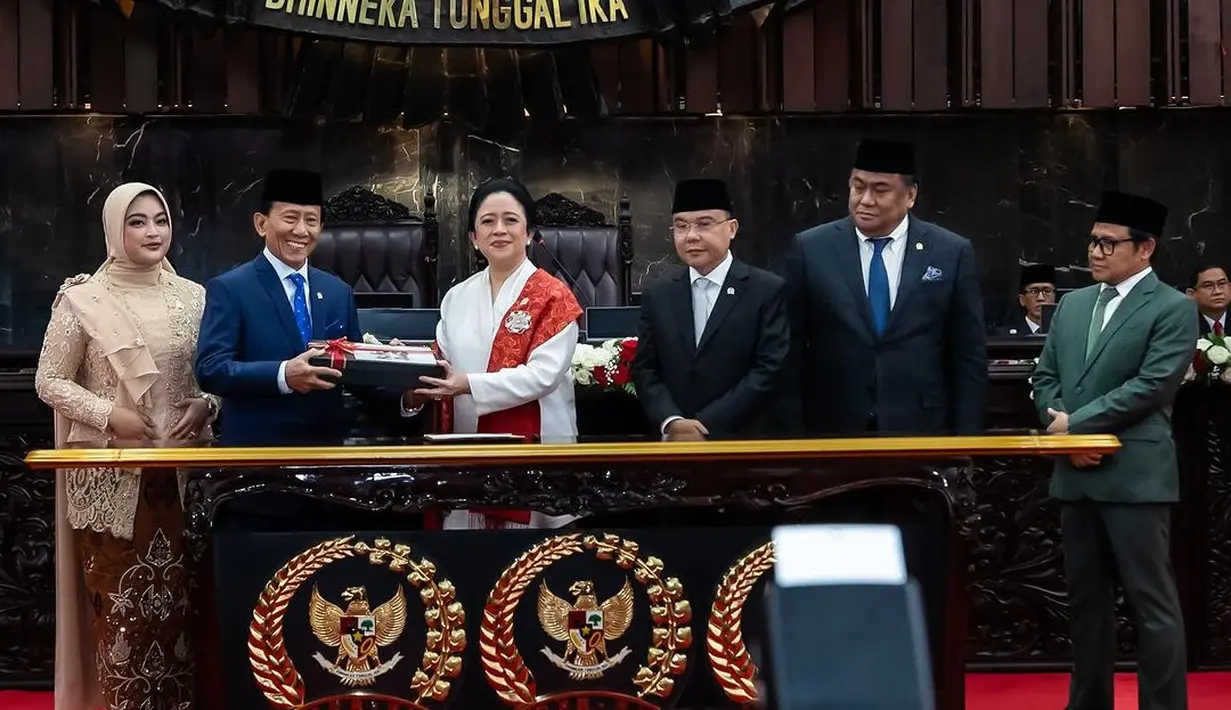 Terpilih kembali menjadi ketua DPR RI, Puan tampil anggun kenakan kebaya warna putih yang dilengkapi selendang warna merah. [@puanmaharaniri].