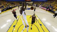 Pemain Golden State Warriors, Draymond Green, melakukan dunk pada Gim 1 Final NBA 2017 kontra Cleveland Cavaliers di Oracle Arena, Oakland, Kamis (1/6/2017). (AP Photo/Marcio Jose Sanchez)