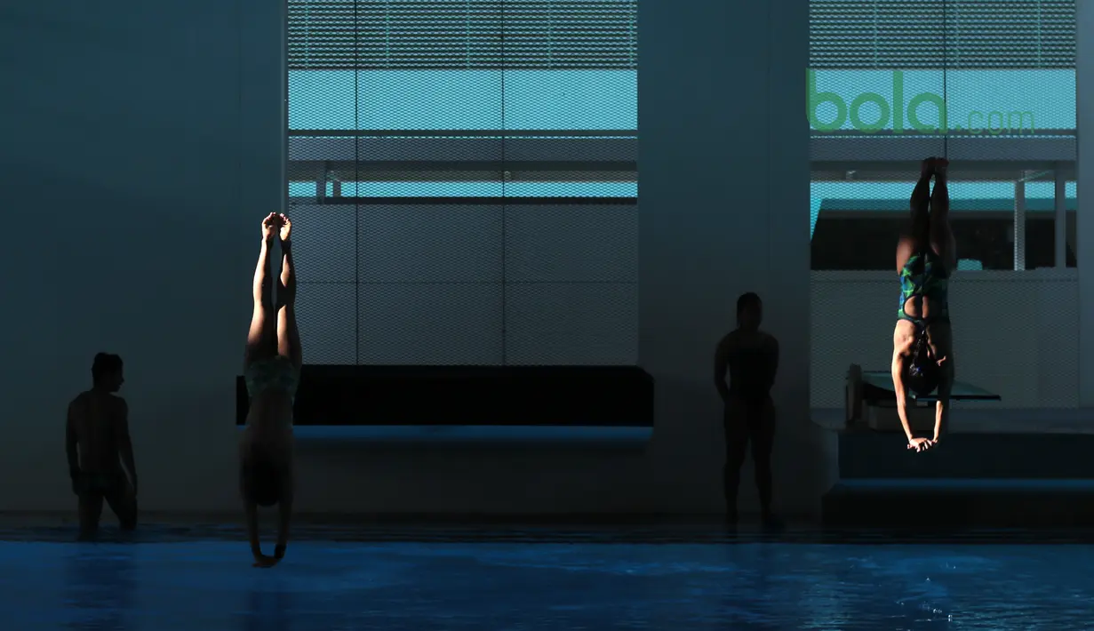 Dua atlet loncat indah Indonesia beraksi pada sesi latihan di Aquatic Center, Senayan, Jakarta, Kamis (15/3/2018). Sekitar sembilan atlet berlatih rutin jelang Asian Games 2018. (Bola.com/Nick Hanoatubun)
