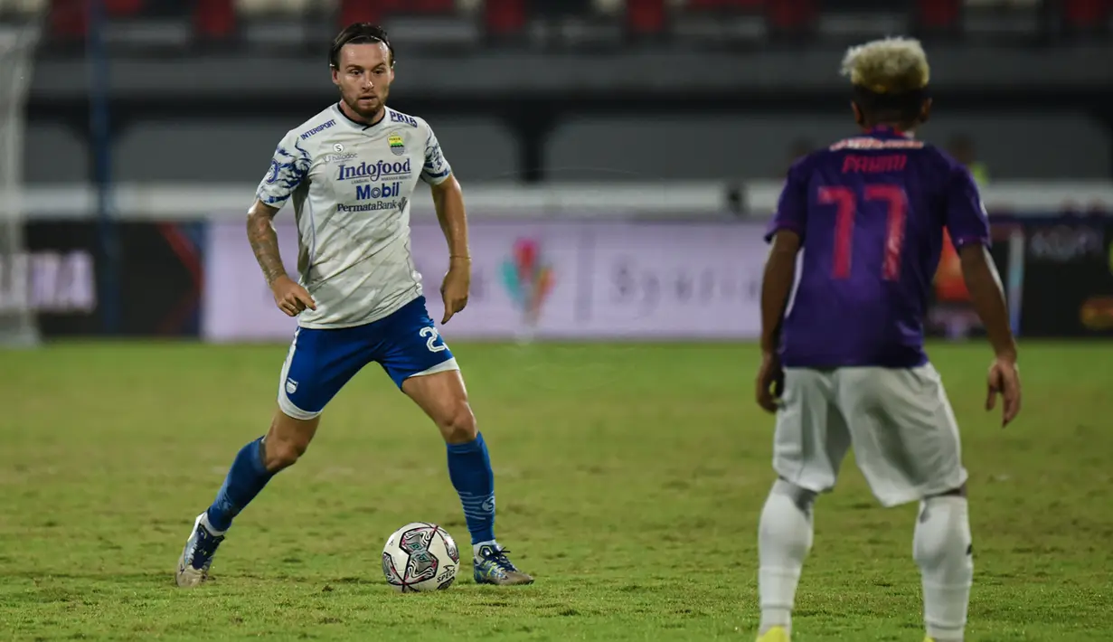 Dua peluang terbaik Persib Bandung di babak kedua pun gagal berbuah gol. Temabakan Marc Klok yang telah berdiri bebas di menit ke-62 masih menyamping di sebelah kanan gawang Dikri Yusron. (Persib.co.id)