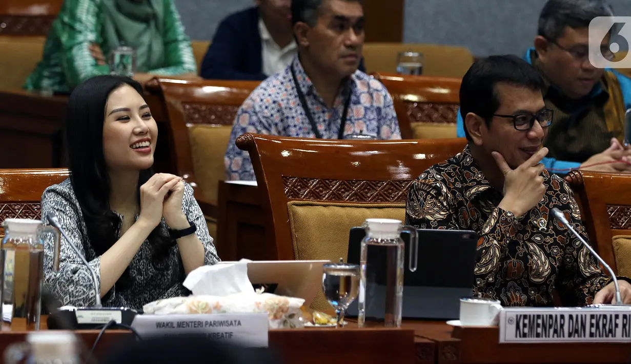 Menteri Pariwisata dan Ekonomi Kreatif Wishnutama Kusubandio (kanan) dan Wakil Menteri Angela Tanoesoedibjo (kiri) rapat kerja dengan Komisi X DPR di Kompleks Parlemen, Jakarta, Kamis (7/11/2019). Rapat membahas program kerja Kementerian Pariwisata dan Ekonomi Kreatif. (Liputan6.com/JohanTallo)