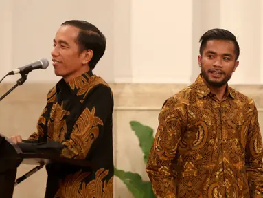 Zulham Zamrun berjalan di belakang Presiden Jokowi di Istana Negara, Jakarta, Senin (19/10/2015). Presiden menjamu Persib Bandung makan siang bersama usai menjuarai Piala Presiden 2015. (Liputan6.com/Faizal Fanani)