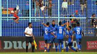 Selebrasi gol kedua Arema ke gawang Bhayangkara FC yang dicetak Sylvano Comvalius di Stadion Kanjuruhan, Kabupaten Malang, Jumat (26/7/2019). (Bola.com/Iwan Setiawan)