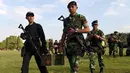 Tentara Indonesia berkumpul untuk persiapan keamanan di Denpasar, Bali, Indonesia (23/6). Menjelang kunjungan mantan Presiden AS Barack Obama, petugas gabungan disiapkan. (AFP Photo/Sonny Tumbelaka)