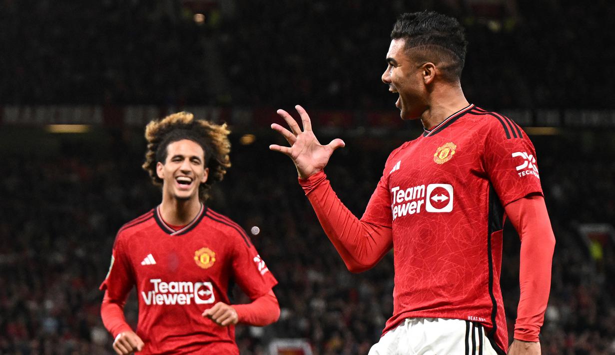 Pemain Manchester United, Casemiro merayakan golnya ke gawang Crystal Palace pada laga putaran ketiga Carabao Cup 2023/2024 di Old Trafford, Manchester, Inggris, Rabu (27/09/2023). Casemiro mencetak gol pada menit ke-27. (AFP/Oli Scarff)
