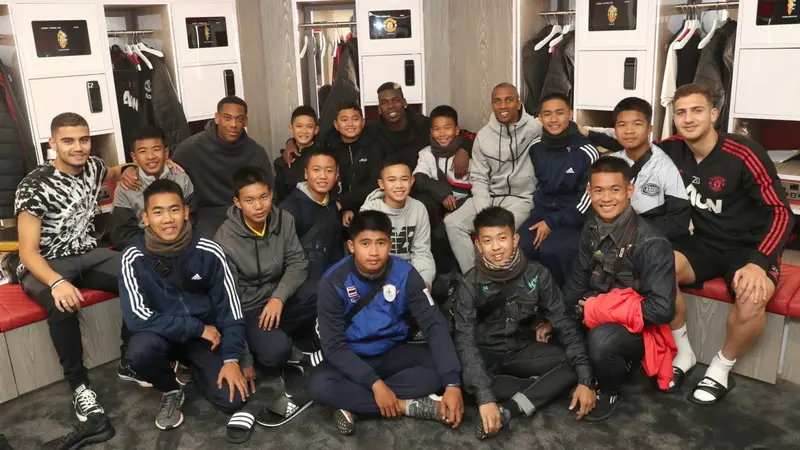 Manchester United menjamu 12 bocah Thailand yang sempat terjebak dalam gua