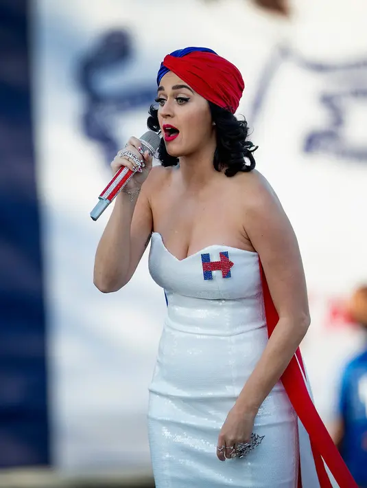 Penampilan Katy Perry dalam rangka mendukung sang calon presiden Amerika Serikat itu digelar pada hari Sabtu (24/10/2015). Katy Perry mengucapkan terima kasih kepada Hillary Clinton karena telah mengundangnya. (AFP/Bintang.com)