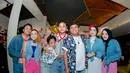 Kekasih Sule, Santyka Fauziah juga hadir. Ia mengenakan kemeja lengan panjang denim yang diikat di bagian bawah dipadukan inner turtle neck putih senada dengan rok plisketnya. Ia juga mengenakan kerudung hitam dengan aksen merah pita. [@rizwanfadillah.a.s]