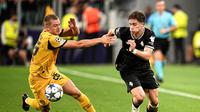 Duel Kenan Yildiz dan Julian Ryerson dalam laga&nbsp;Juventus vs Borussia Dortmund di Liga Champions 2025/2026, Rabu (17/9/2025). (La Presse via AP Photo/Marco Alpozzi)