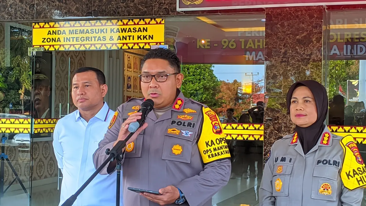 Kapolres Lampung Selatan,  AKBP Yusriandi Yusrin saat mengungkap identitas penemuan jasad pria di area Tol Bakter. Foto : (Liputan6.com/Ardi).