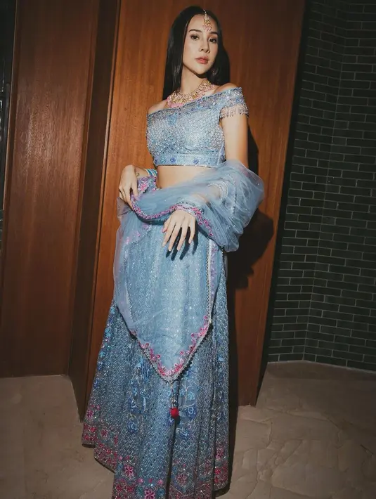 Anya Geraldine tampil tak kalah memesona dengan kain sari India bernuansa kebiruan. Atasan yang serasi dengan roknya bertabur batu dan payet berkilauan, dipadukan dengan selendang transparan yang juga berwarna kebiruan yang serasi. [Foto: Instagram/anyageraldine]