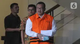 Agus Suryanto, staf khusus Bupati Kudus Muhammad Tamzil berjalan keluar akan menjalankan salat jumat saat diperiksa penyidik di Gedung KPK, Jakarta, Jumat (22/11/2019). Agus Suryanto diperiksa sebagai tersangka terkait kasus suap pengisian jabatan perangkat daerah Kabupaten Kudus tahun 2019. (merdek