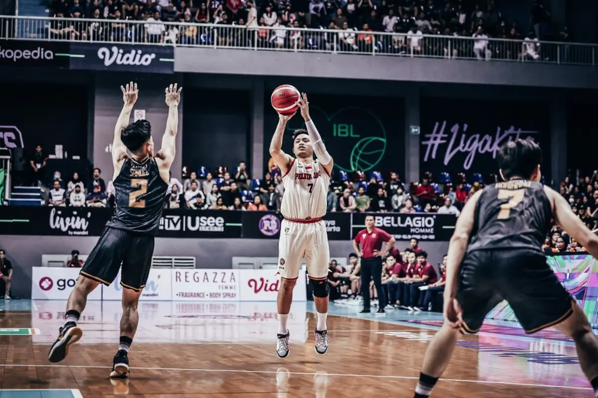 Andakara Prastawa melepaskan tembakan ketika Pelita Jaya melawan BPJ di play-off IBL 2023