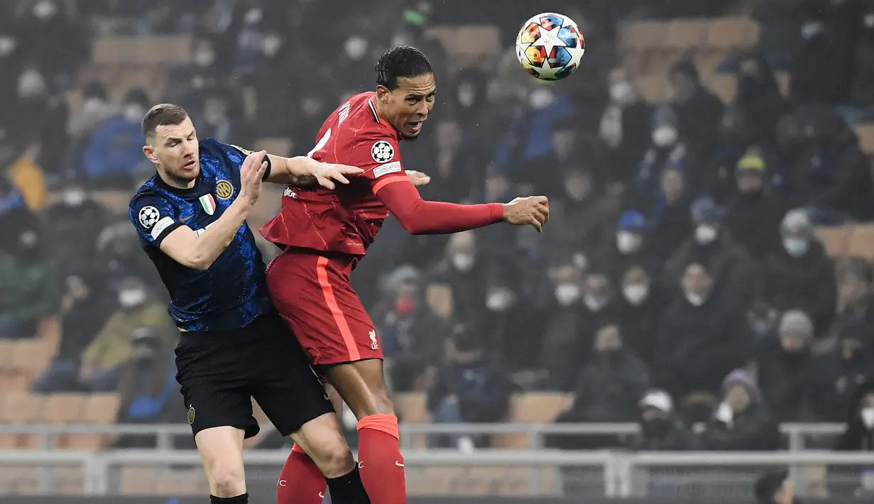 Van Dijk tercatat tujuh kali melakukan clearence dan tiga kali intersep. Selain itu, bek asal Belanda tersebut juga lima kali memenangi duel udara. Ia juga mencatatkan akurasi umpan mencapai 94 persen dan melepas tujuh operan panjang akurat dari delapan kali percobaan. (AFP/Filippo Monteforte)