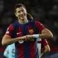 Robert Lewandowski, striker Barcelona tersenyum usai mencetak gol ke gawang Atnwerp pada penyisihan grup H Liga Champions (AFP)