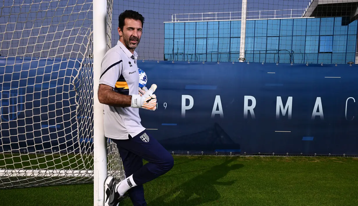 Kiper Parma, Gianluigi Buffon berpose setelah sesi wawancara di Collecchio Sports Center, Parma, 27 Oktober 2022. (AFP/Miguel Medina)