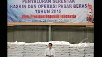 Presiden Joko Widodo memberikan sambutan saat meninjau Gudang Beras Bulog , Jakarta, Rabu (25/2/2015). Pada kunjungan itu, presiden meresmikan penyaluran serentak beras miskin (raskin) dan operasi pasar beras tahun 2015. (Liputan6.com/Faizal Fanani)