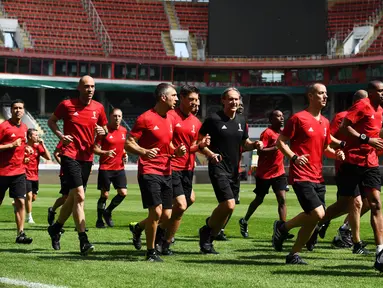 Para wasit  melakukan pemanasan saat menjalani sesi latihan di Moskow, Rusia, Selasa (11/6). Persiapan dilakukan para wasit untuk menjaga kebugaran saat pertandingan turnamen Piala Dunia 2018 Rusia. (AFP Photo/Kirill Kudryavtsev)