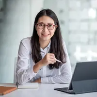 ilustrasi perempuan bekerja/Amnaj Khetsamtip/Shutterstock