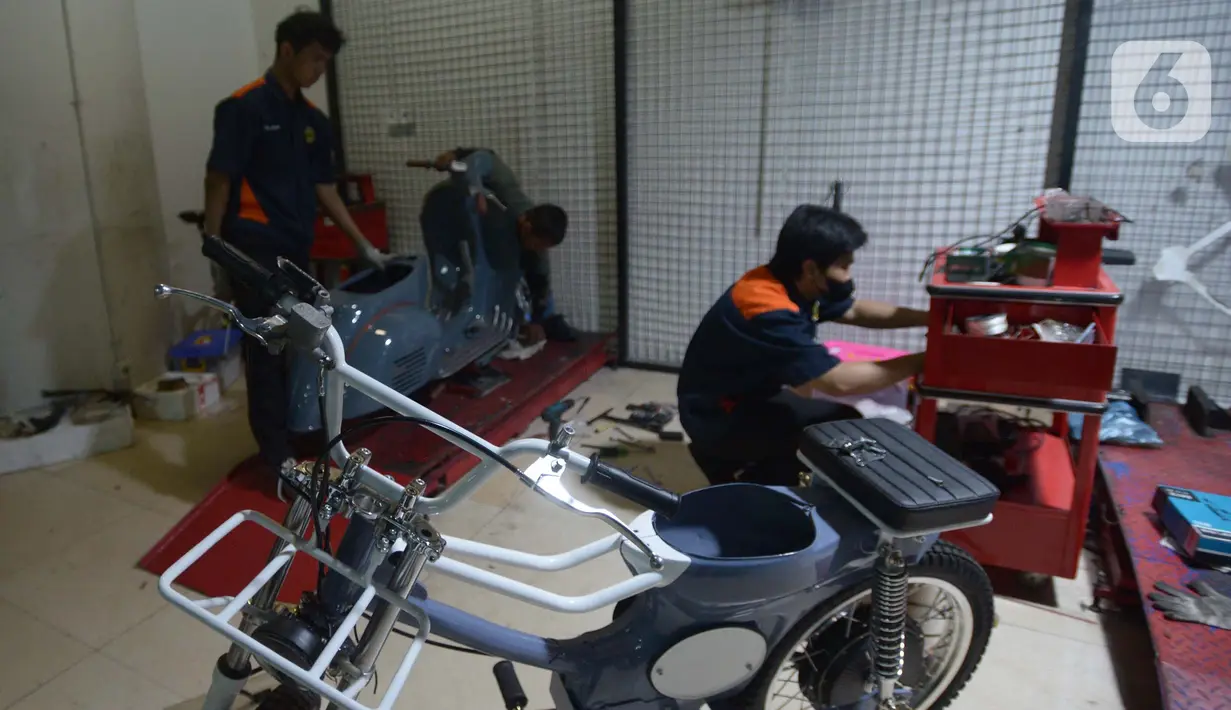 Mekanik saat memodifikasi motor di Jakarta, Selasa (29/3/2022). Modifikasi motor tersebut merupakan konversi  bahan bakar minyak ke motor listrik. (merdeka.com/Imam Buhori)