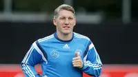 Gelandang Manchester United Bastian Schweinsteiger mengikuti sesi latihan tim nasional Jerman, di Kleine Kampfbahn, Frankfurt am Main, 1 September 2015. (EPA/EPA/Fredrik Von Erichsen)