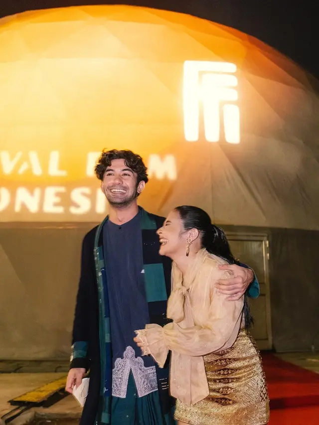 Sering Tampil Mesra Bak Pasangan, Ini 7 Inspirasi Outfit Serasi Prilly Latuconsina dan Reza Rahardian di Luar Lokasi Syuting