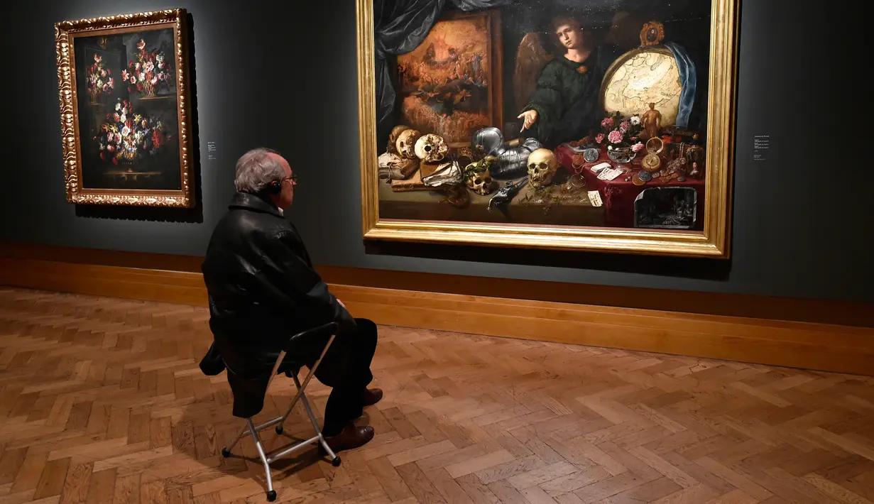 Pengunjung melihat lukisan Allegory of Vanity (1632-1636) karya pelukis Spanyol Antonio De Pereda (1611-1678) saat pameran 'Spanish Still Life' di Pusat Seni Rupa BOZAR, Brussels, Belgia, Jumat (22/2). (AFP PHOTO/JOHN THYS)