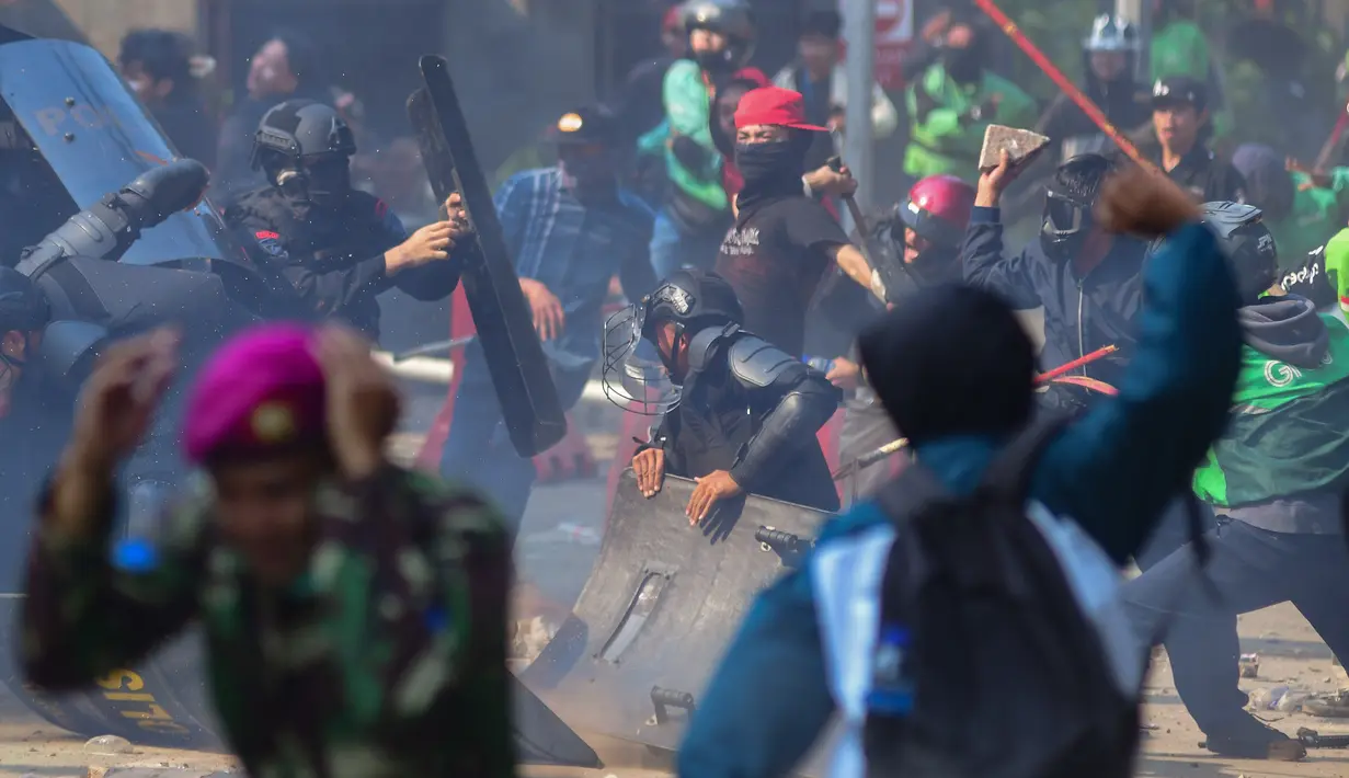 Aksi massa saat berunjuk rasa di depan Markas Komando (Mako) Korps Brigade Mobil (Brimob) Polda Metro Jaya di kawasan Kwitang, Jakarta Pusat, Jumat (29/8/2025). (merdeka.com/Arie Basuki)