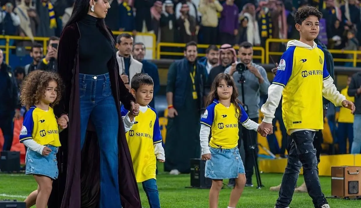 Penampilan Georgina Rodriguez yang hadir bersama empat buah hati pun mencuri perhatian. @dollalin/@giolov-xo