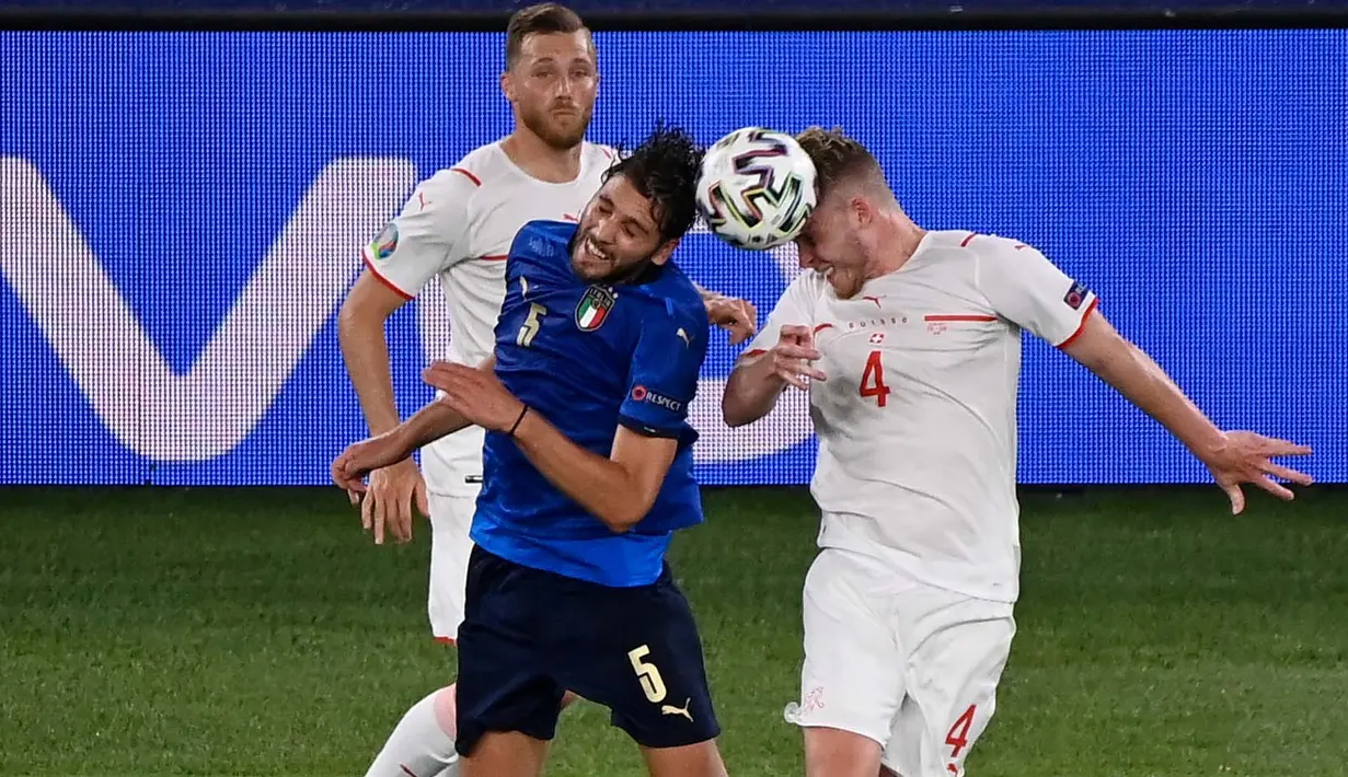 Manuel Locatelli mampu menjawab kepercayaan pelatih Roberto Mancini saat tampil sebagai starter di dua pertandingan awal Euro 2020. Kesempatan itu mampu dijawab Locatelli dengan penampilan apik dengan mencetak dua gol ke gawang Swiss di fase grup. (Foto: AFP/Pool/Riccardo Antimiani)