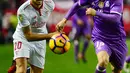 Gelandang Real Madrid, Luca Modric berebut bola dengan gelandang Sevilla, Vitolo pada lanjutan La Liga Spanyol di stadion Ramon Sanchez Pizjuan, Spanyol, (15/1). Sevilla menang atas Real Madrid dengan skor 2-1. (AFP Photo/Cristina Quicler)