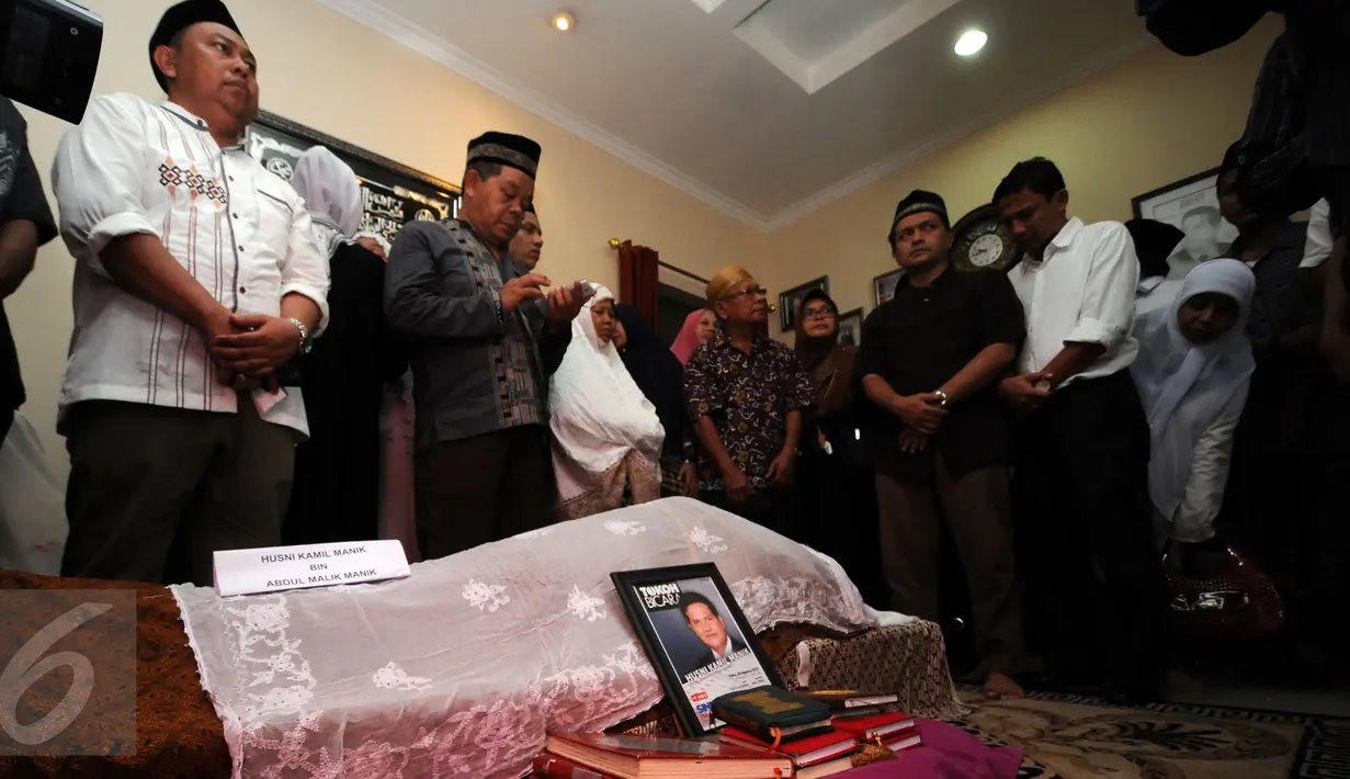 Sejumlah pelayat membaca doa disisi jenazah Ketua KPU, Husni Kamil Manik di kompleks KPU, Jakarta, Jumat (8/7). Husni Kamil Manik wafat pada Kamis (7/7) di usia 40 tahun. (Liputan6.com/Helmi Fithriansyah)