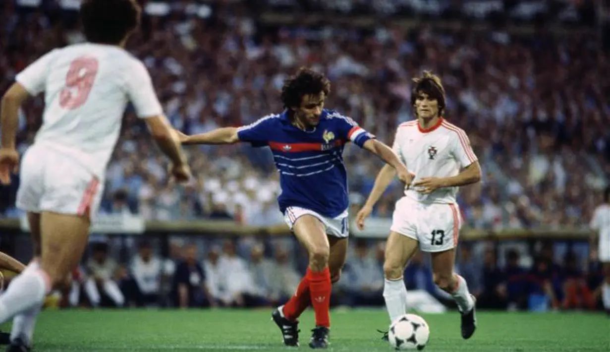 Michel Platini mencetak 9 gol dalam 5 partai dan membawa Prancis menjadi juara Piala Eropa 1984. Raihan 9 gol ini belum terpecahkan sampai sekarang. (www.squawka.com)