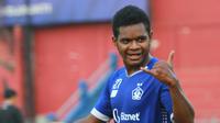 Striker Persik asal Papua Ronaldo Wanma diharapkan lebih bagus saat uji coba melawan Martapura FC di Stadion Brawijaya Kota Kediri, Rabu (23/9/2020). (Bola.com/Gatot Susetyo)